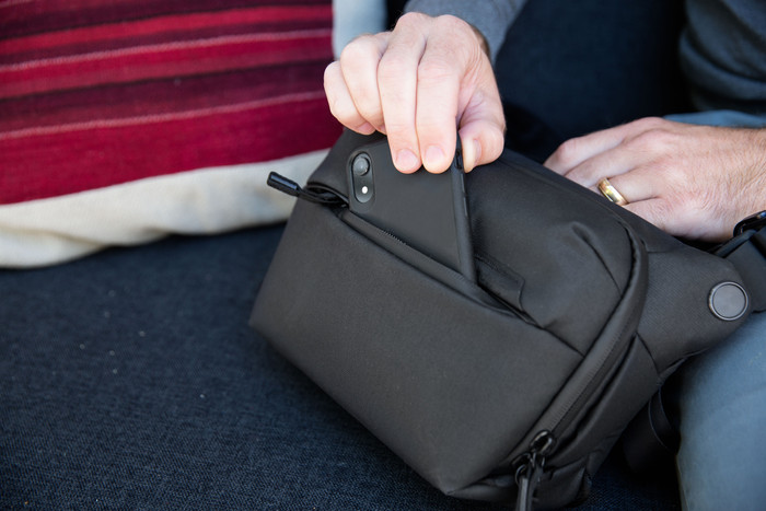 Peak Design Everyday Sling 3 l v3 Black produkt in gebrauch