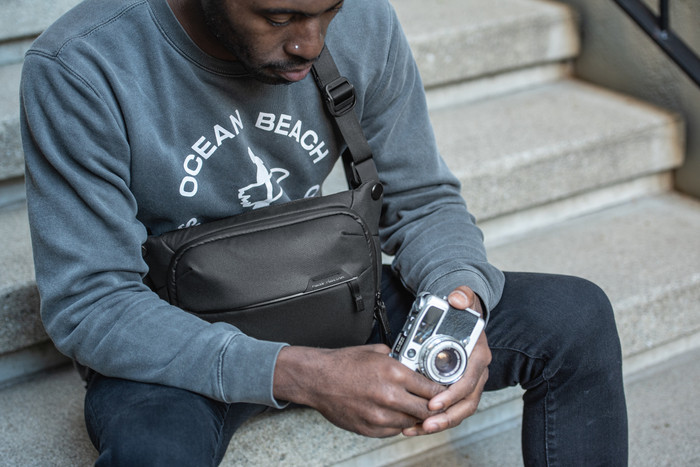Peak Design Everyday Sling 3 l v3 Black produkt in gebrauch
