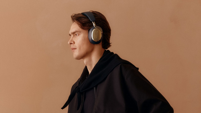 Bowers & Wilkins Px8 S2 Midnight Blue product in gebruik