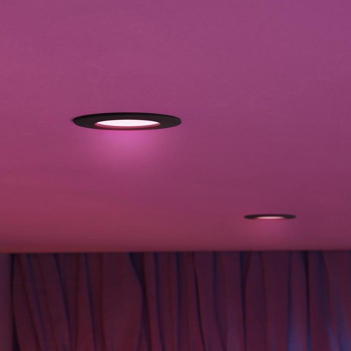 Philips Hue Inbouwspot Slim - White and Color - 90mm - Zwart product in gebruik