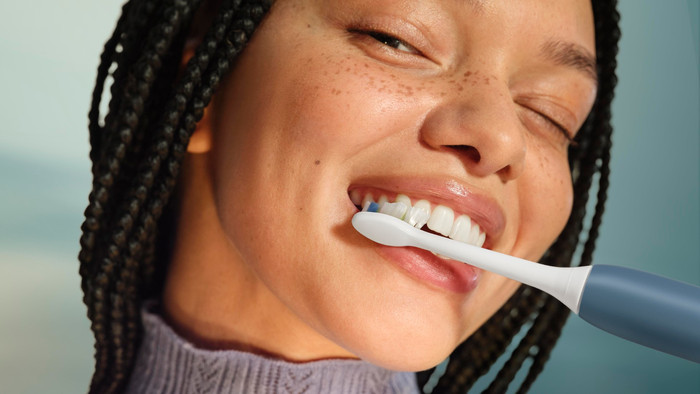 Philips Sonicare 4100 Series HX4041/48 Marineblauw product in gebruik