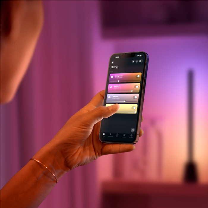 Philips Hue Play Tafellamp White and Color + HDMI Sync Box 8K product in gebruik