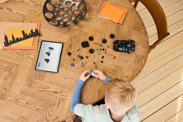 LEGO DC Batman Tumbler vs Two-Face en The Joker 76303 product in use