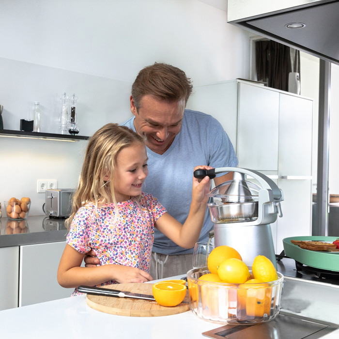 SOLIS Citrus Press Station 8454 product in use