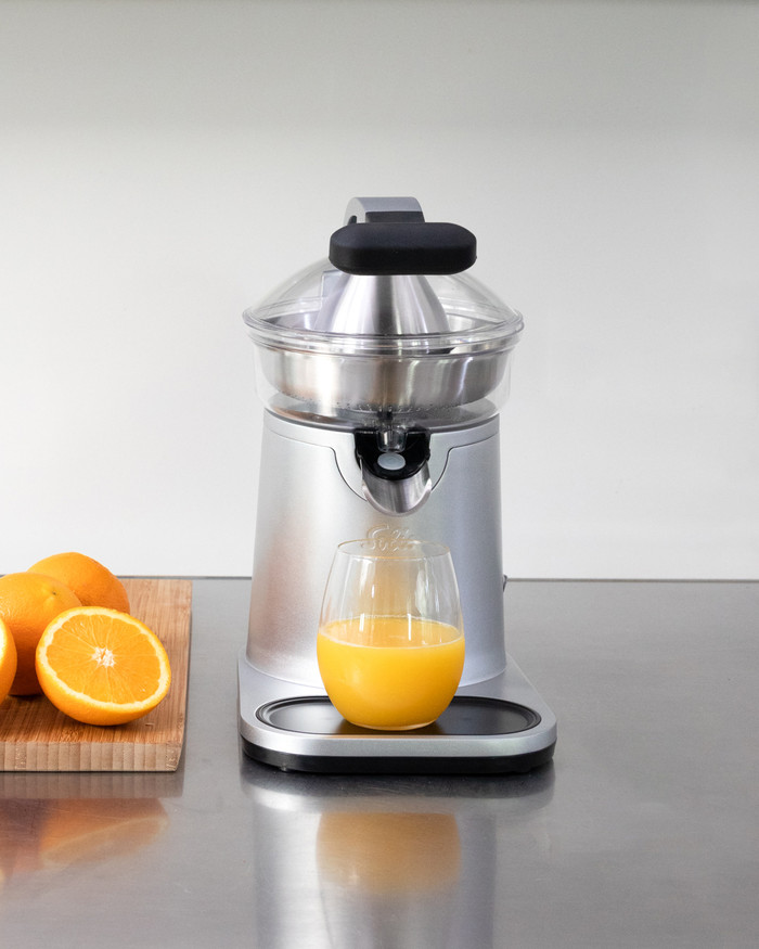 SOLIS Citrus Press Station 8454 product in use