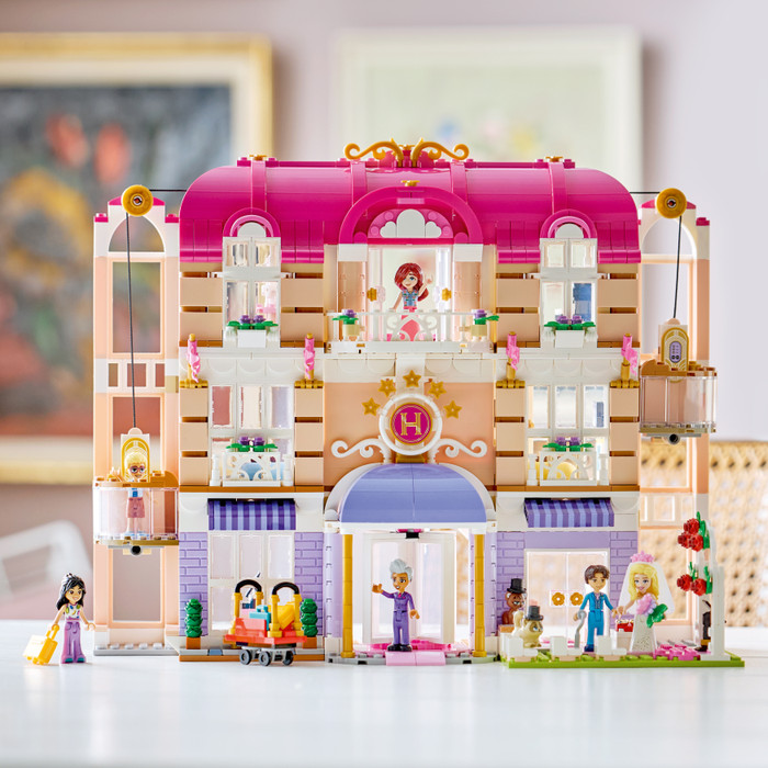 LEGO Friends Heartlake City Grand Hotel 42704 product in gebruik
