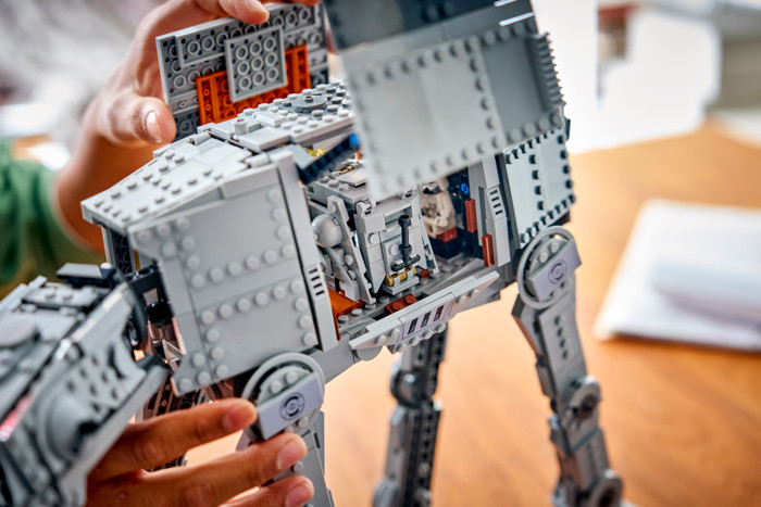 LEGO Star Wars Imperial Remnant AT-AT met INT-4 75454 detail