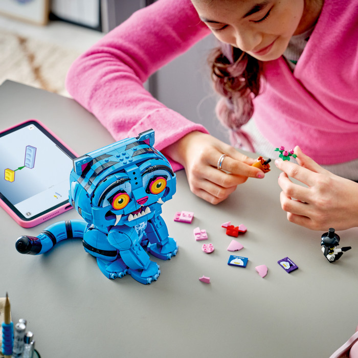 LEGO KPop Demon Hunters Derpy Tiger en Sussie Bird 72537 product in gebruik