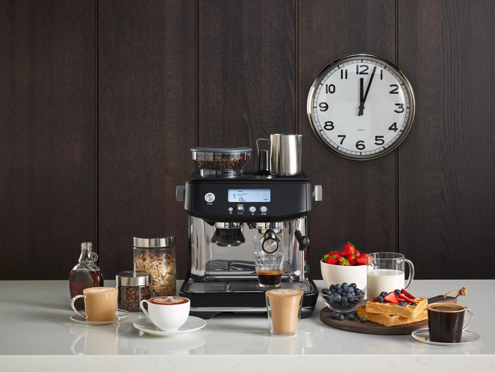Sage the Barista Pro Trüffelschwarz produkt in gebrauch