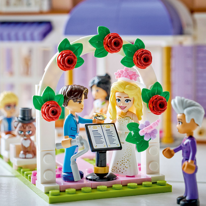 LEGO Friends Heartlake City Grand Hotel 42704 product in gebruik