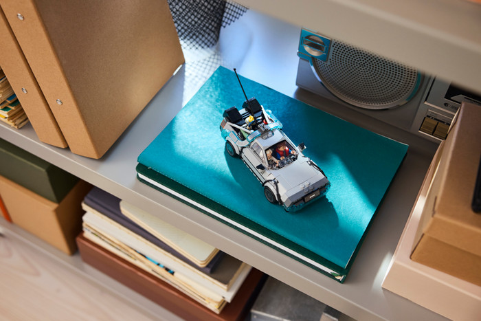 LEGO Speed Champions Tijdmachine uit Back to the Future 77256 product in gebruik