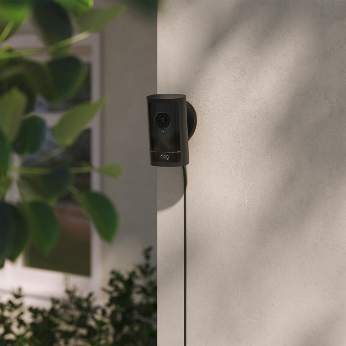 Ring Outdoor Camera Pro Stekker Zwart product in gebruik