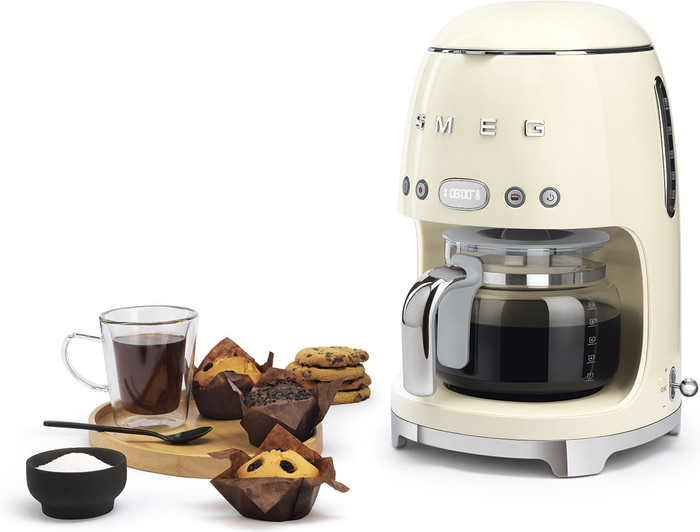 Smeg DCF02CREU Cream product in use