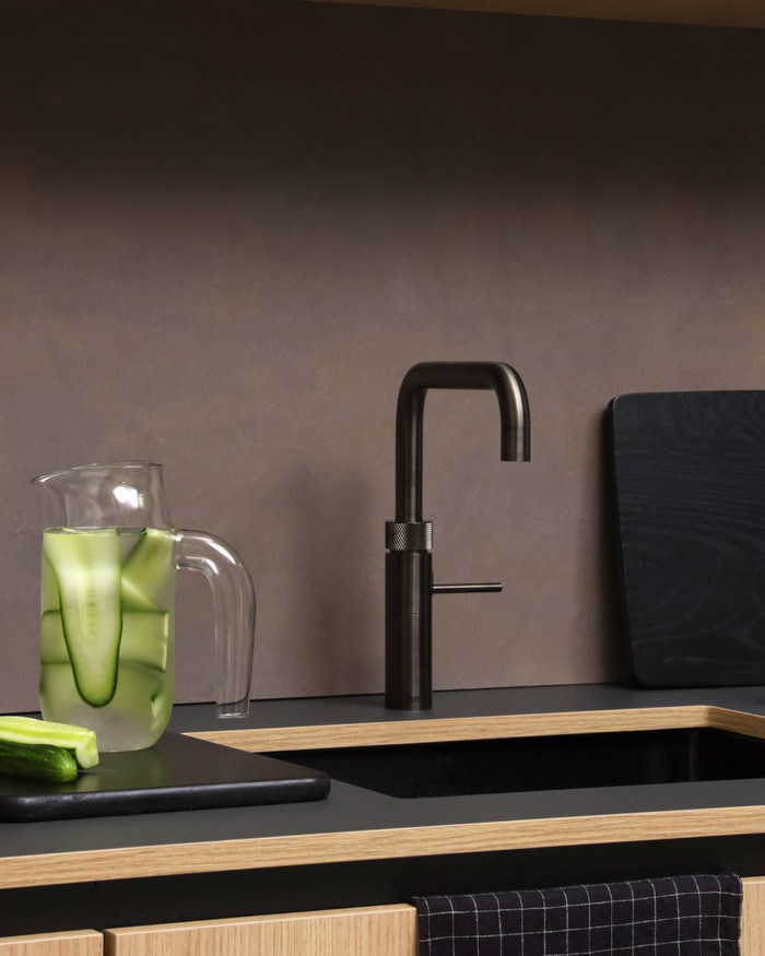 Quooker COMBI+ & Quooker Fusion Square Gunmetal product in gebruik