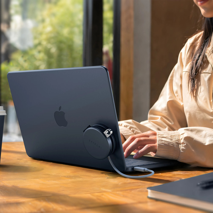 Satechi 5-in-1 OntheGo Multiport Indigo product in gebruik