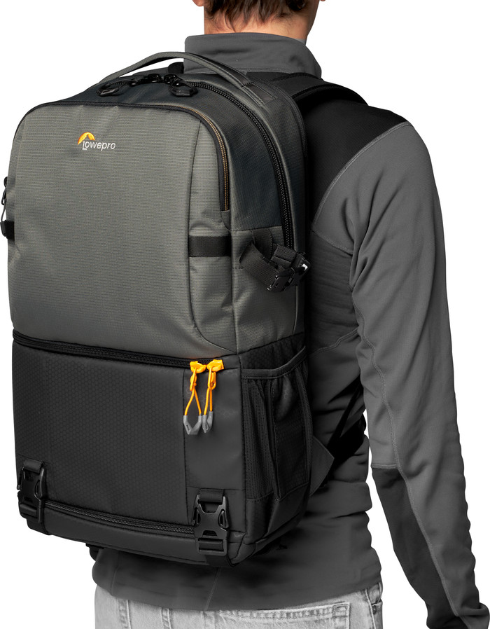 Lowepro Fastpack BP 250 AW III Grijs product in gebruik