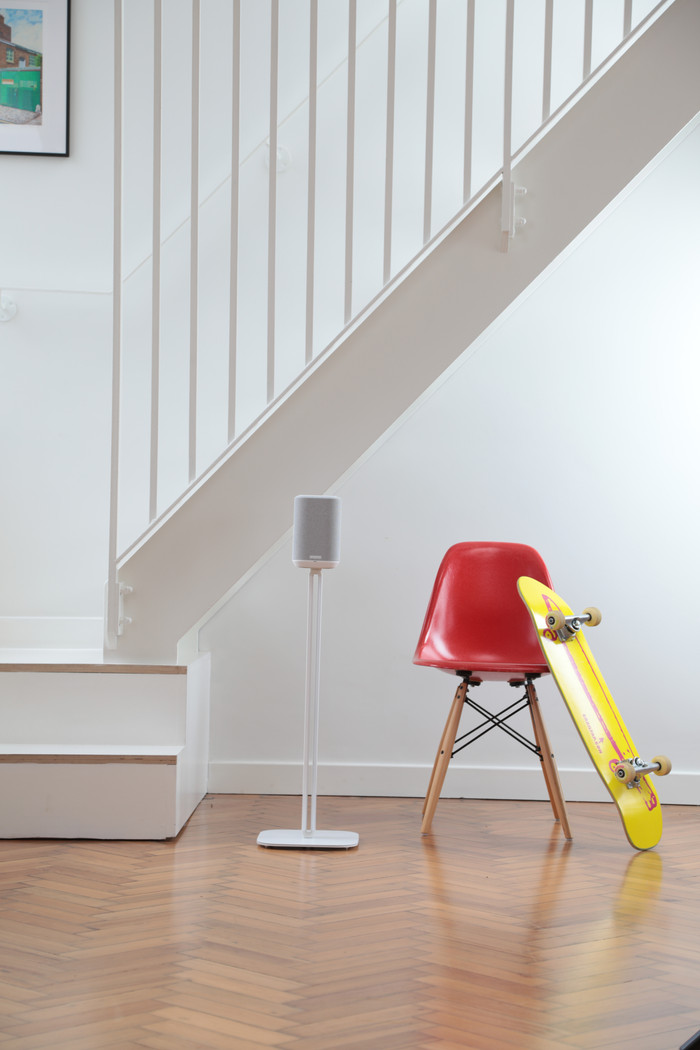 Denon Home 150 Vloerstandaard Wit product in gebruik