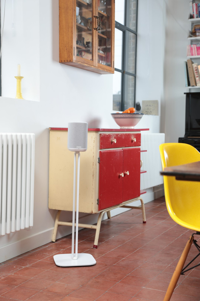 Denon Home 150 Vloerstandaard Wit product in gebruik