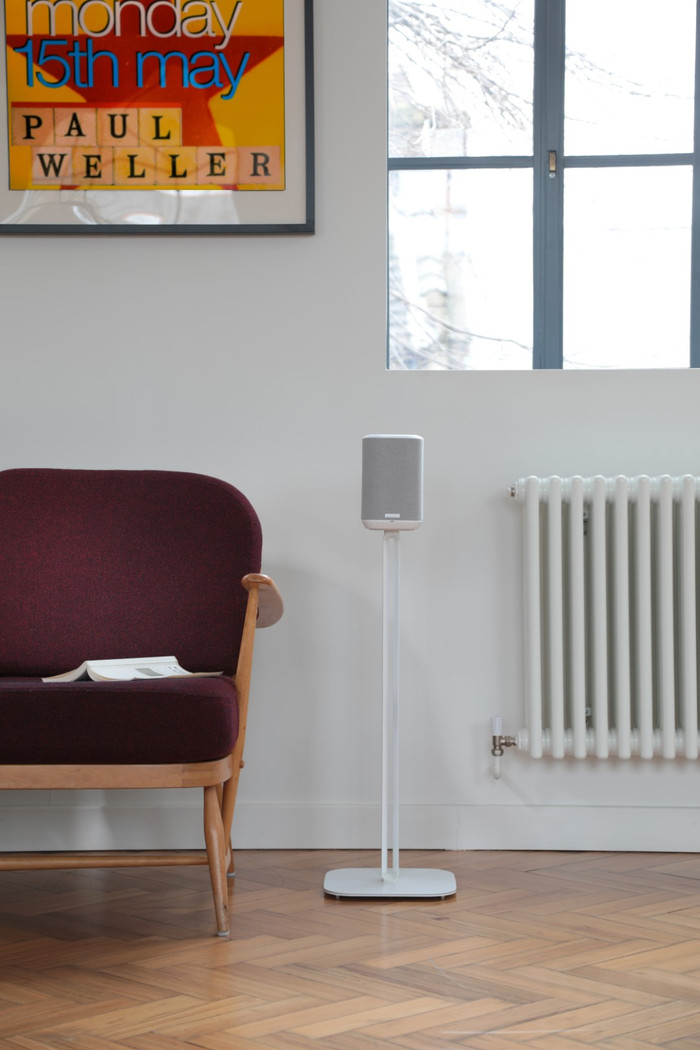 Denon Home 150 Vloerstandaard Wit product in gebruik