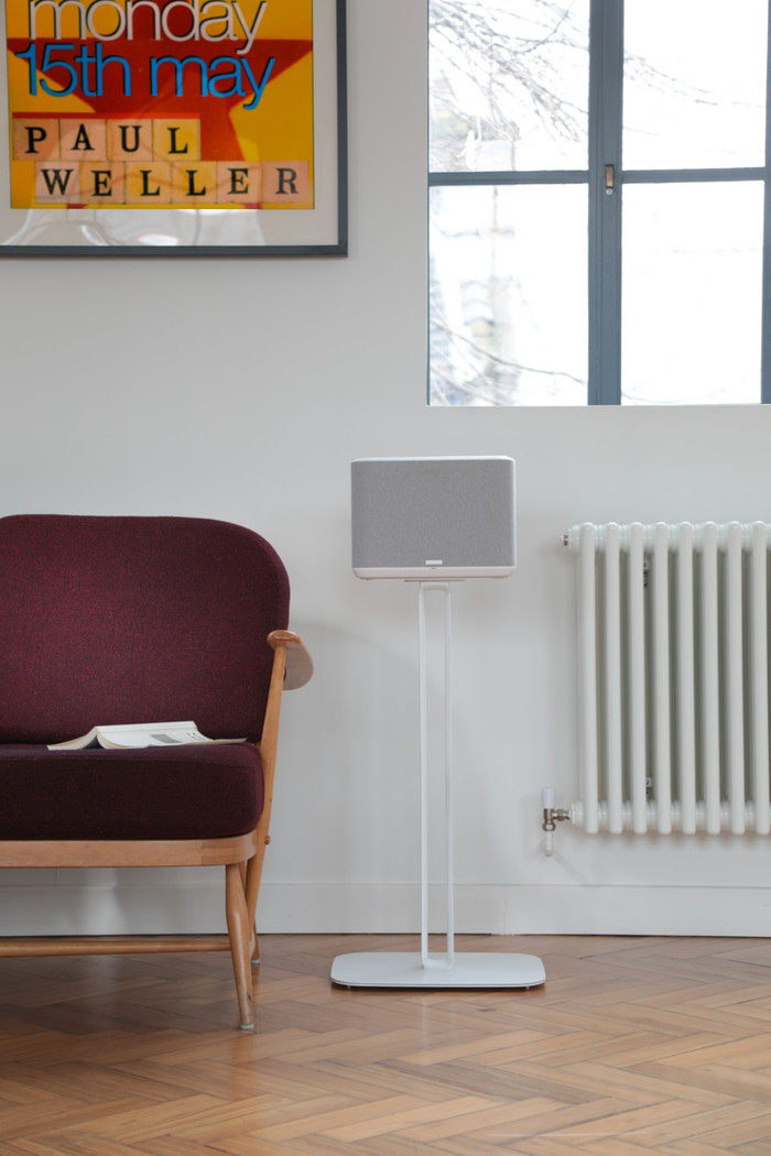 Denon Home 250 Vloerstandaard Wit product in gebruik