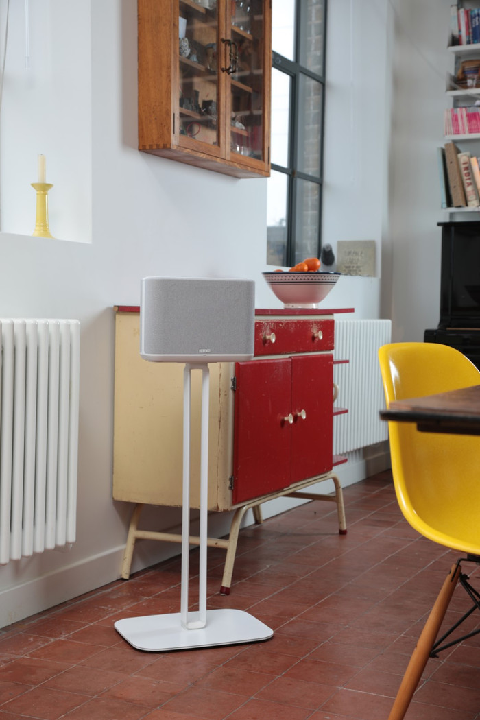 Denon Home 250 Vloerstandaard Wit product in gebruik