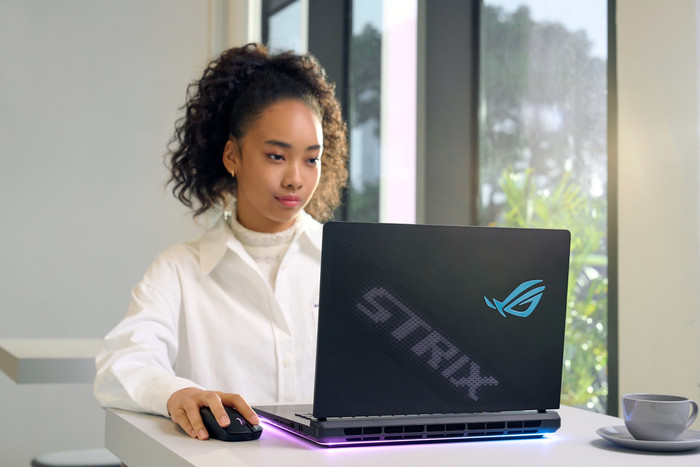 ASUS ROG Strix 18 G835LXG-TQ415W product in gebruik