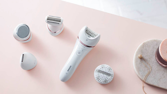 Philips Series 8000 BRE740/10 product in use