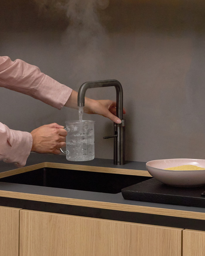 Quooker COMBI+ & Quooker Fusion Square Gunmetal product in gebruik