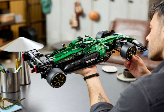 LEGO Technic Aston Martin Aramco AMR25 F1 auto 42240 product in gebruik
