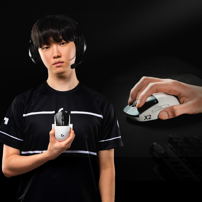 Logitech G PRO X2 Superstrike Lightspeed Draadloze Gaming Muis product in gebruik