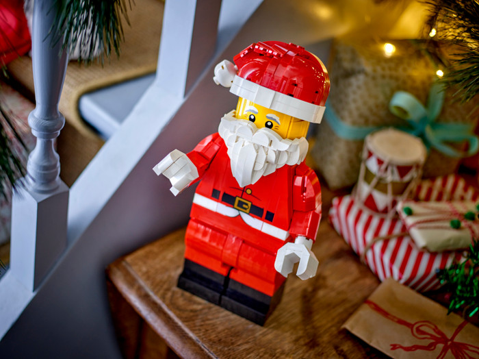 LEGO Grote Minifiguur van de Kerstman 40820 product in gebruik