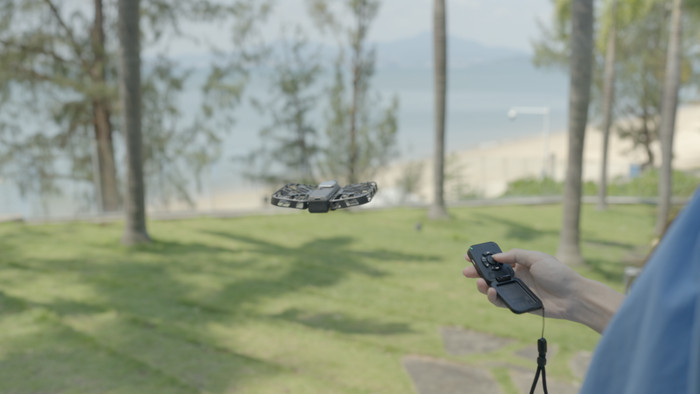 HOVERAir Versa Smart Mini Controller MiCo product in gebruik
