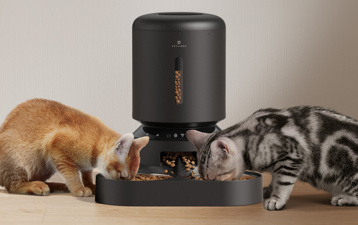 Petlibro Automatische Voerbak met Wifi dual PLAF103 Zwart product in gebruik
