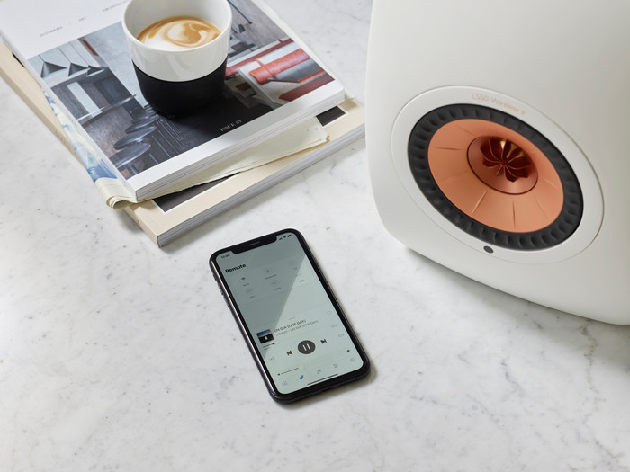 KEF LS50 Wireless II Wit (per paar) product in gebruik