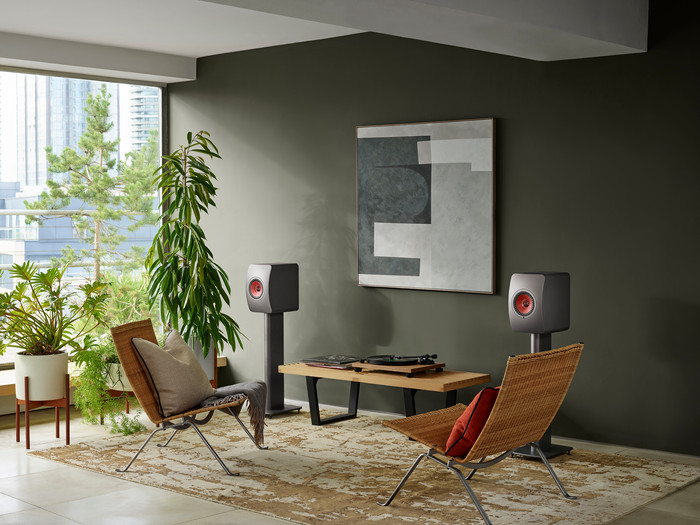 KEF LS50 Wireless II Grijs (per paar) product in gebruik