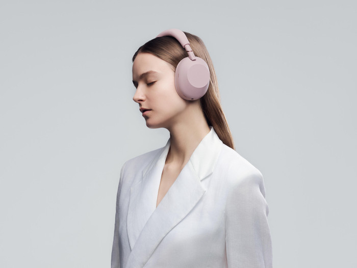 Sony WH-1000XM6 Sand Pink product in gebruik