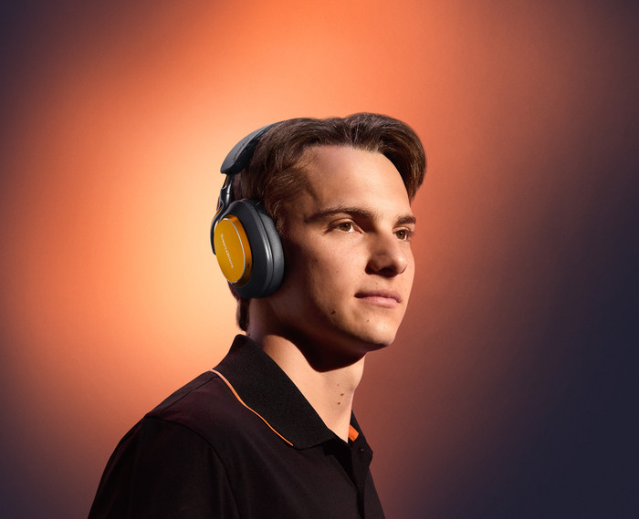 Bowers & Wilkins PX8 S2 McLaren product in gebruik