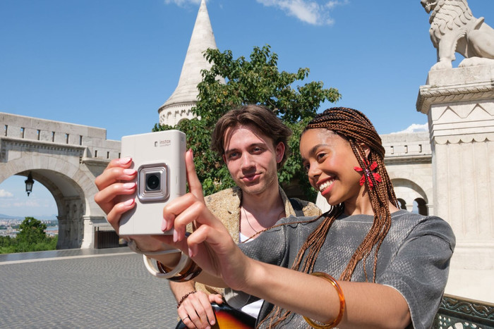 Fujifilm Instax Mini LiPlay+ Sand Beige product in gebruik