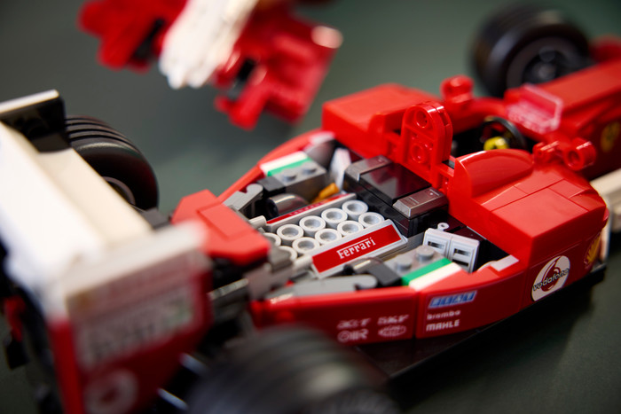LEGO Icons F1 Ferrari met Michael Schumacher 11375 product in gebruik