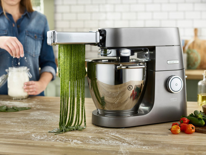 Kenwood KAX981ME Tagliatelle maker product in gebruik