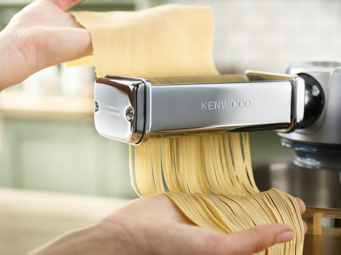 Kenwood KAX984ME Spaghetti maker product in gebruik
