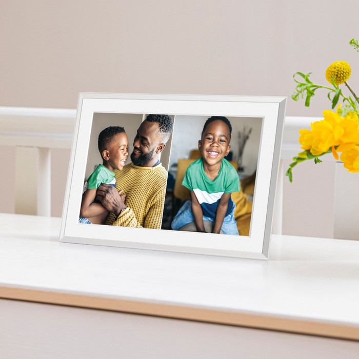 Aura Frames Carver Mat Wit product in gebruik