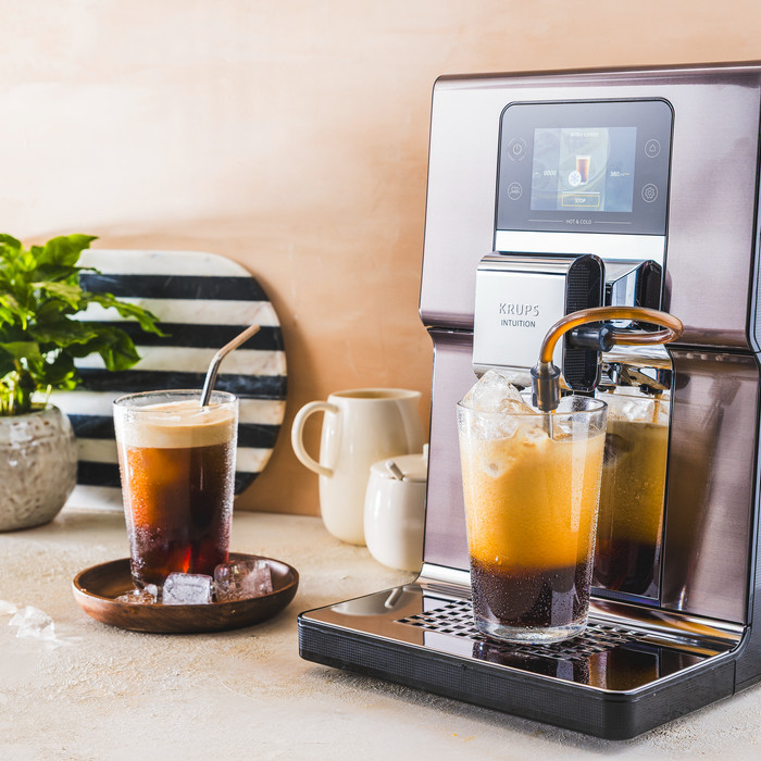 Krups Intuition Experience Hot & Cold EA879E product in gebruik