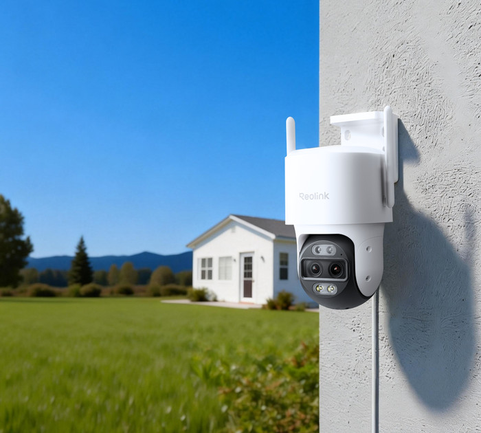 Reolink TrackMix W760 product in use