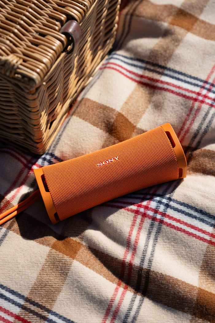 Sony ULT Field 1 Oranje Duo Pack product in gebruik