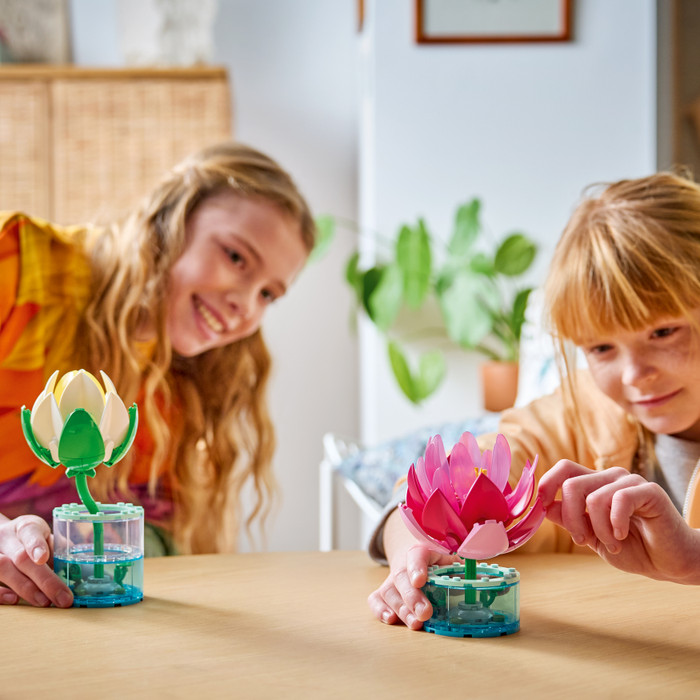 LEGO Botanicals Water Lilies 11511 product in use