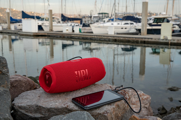 JBL Charge 5 Rot produkt in gebrauch