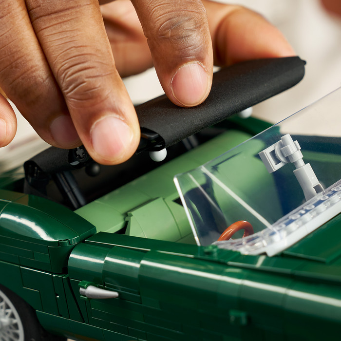 LEGO Icons Jaguar E-Type 11381 product in gebruik