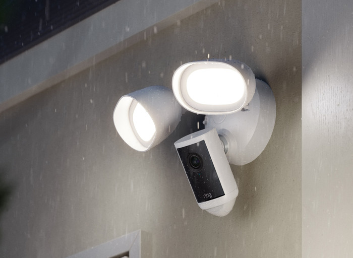 Ring Floodlight Camera Wired Pro 2e Generatie Wit product in gebruik