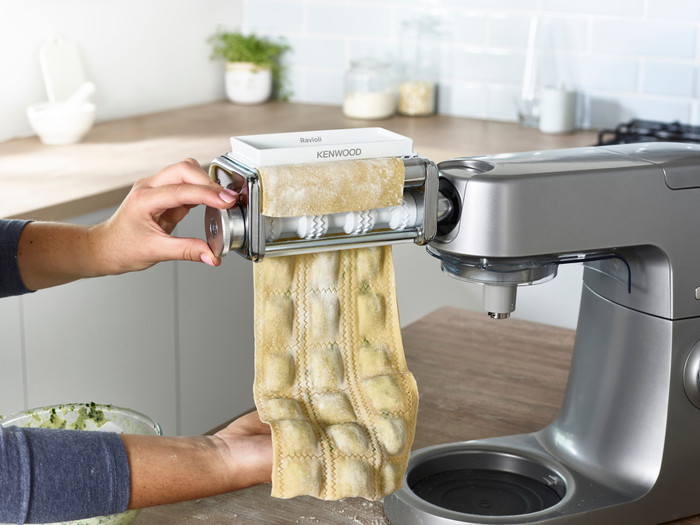 Kenwood KAX93.A0ME Raviolimaker product in gebruik